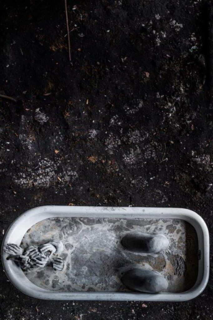 TOMASZ GÓRNICKI (RZEŹBA), NORBERT PIWOWARCZYK (FOTOGRAFIA) – „The Bath”, z cyklu fotografii Bunt To The Bone