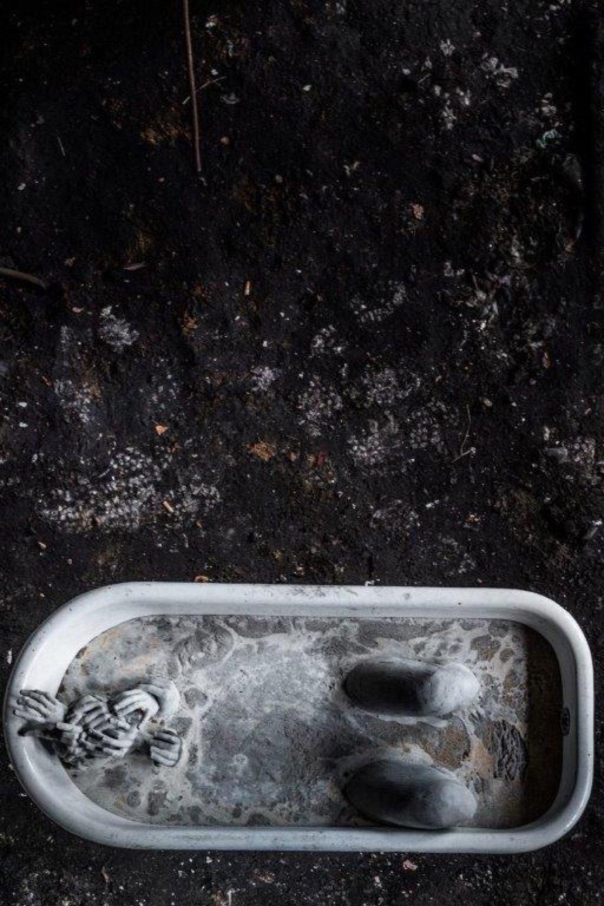 TOMASZ GÓRNICKI (RZEŹBA), NORBERT PIWOWARCZYK (FOTOGRAFIA) – „The Bath”, z cyklu fotografii Bunt To The Bone